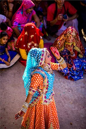 Traditional Radha dance during the Flower Holi Festival, Vrindavan, Uttar Pradesh, India, Asia Photographie de stock - Rights-Managed, Code: 841-08645401