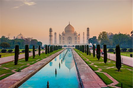 simsearch:6119-09213946,k - Sunrise at the Taj Mahal, UNESCO World Heritage Site, Agra, Uttar Pradesh, India, Asia Stock Photo - Rights-Managed, Code: 841-08645415