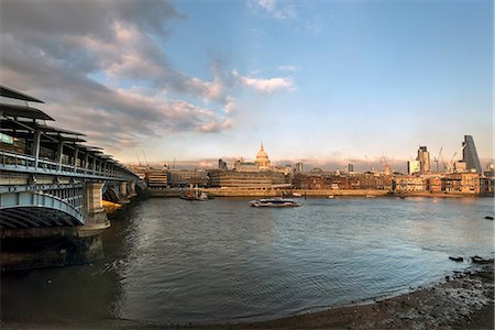 simsearch:841-09163492,k - The River Thames and St. Paul's Cathedral looking north from the South Bank, London, England, United Kingdom, Europe Stock Photo - Rights-Managed, Code: 841-08645466