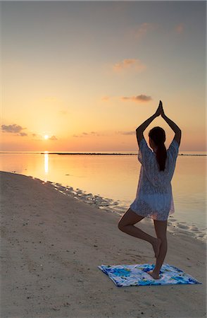 simsearch:841-06342837,k - Woman practising yoga at sunrise, Rasdhoo Island, Northern Ari Atoll, Maldives, Indian Ocean, Asia Photographie de stock - Rights-Managed, Code: 841-08645471