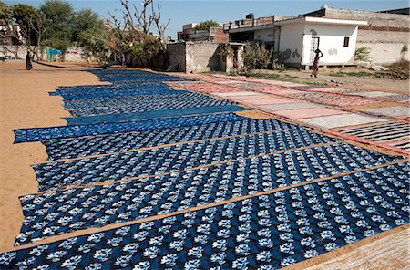 secar - Newly Ajhrak (indigo) block printed lengths of fabric laid out in the sun to dry, Bagru, Jaipur, Rajasthan, India, Asia Foto de stock - Con derechos protegidos, Código: 841-08645494