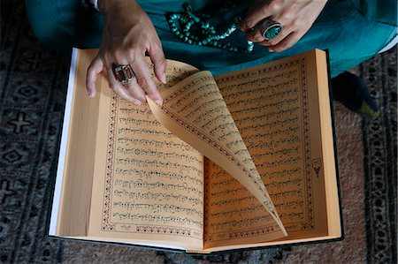 simsearch:841-05785952,k - Muslim woman reading Kuran, Montrouge, Hauts-de-Seine, France, Europe Foto de stock - Con derechos protegidos, Código: 841-08645504