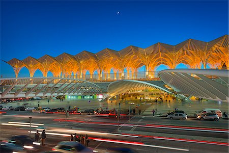 simsearch:6119-09214302,k - Oriente train station at the blue hour, Parque das Nacoes, Lisbon, Portugal, Europe Photographie de stock - Rights-Managed, Code: 841-08663435