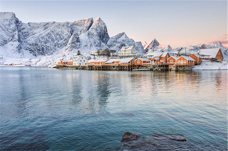 simsearch:841-08059503,k - The colors of dawn frame the fishermen's houses surrounded by snowy peaks, Sakrisoy, Reine, Nordland, Lofoten Islands, Arctic, Norway, Scandinavia, Europe Photographie de stock - Rights-Managed, Code: 841-08663475