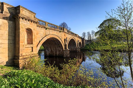 devon county - Sandstone bridge by Paine over River Derwent on a spring morning, Chatsworth Estate, home of Duke of Devonshire, Derbyshire, England, United Kingdom, Europe Foto de stock - Con derechos protegidos, Código: 841-08663470