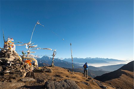 simsearch:614-09276315,k - Summit of Pikey Peak with prayer flags, Edmund Hillary's favourite view of Everest, Makulu and Kanchenjunga visible, Himalayas, Nepal, Asia Photographie de stock - Rights-Managed, Code: 841-08663620