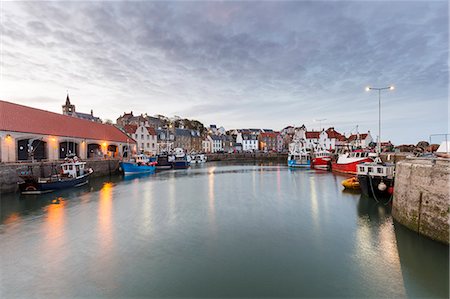 fife - Fishing boats at dusk in the harbour at Pittenweem, Fife, East Neuk, Scotland, United Kingdom, Europe Foto de stock - Con derechos protegidos, Código: 841-08718008