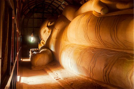 60-foot long Reclining Buddha at Shinbinthalyaung Temple, Bagan (Pagan), Myanmar (Burma), Asia Stockbilder - Lizenzpflichtiges, Bildnummer: 841-08718003