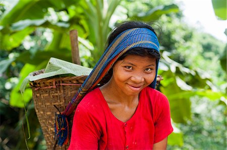 A Chakma girl in the Rangamati area in Bangladesh collects banana flowers which will be used to make curry, Bangladesh, Asia Fotografie stock - Rights-Managed, Codice: 841-08718093