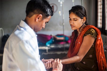 A doctor takes a woman's pulse pressure in a hospital in Nepal, Asia Foto de stock - Con derechos protegidos, Código: 841-08718110