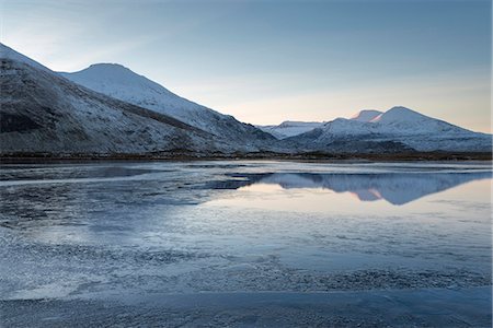 sutherland - A view of the mountains of Cranstackie and Foinaven from a small lochan near Carbreck, Sutherland, Scotland, United Kingdom, Europe Photographie de stock - Rights-Managed, Code: 841-08718137