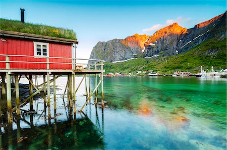 Typical house of fishermen called Rorbu lit up by midnight sun, Reine, Nordland county, Lofoten Islands, Arctic, Northern Norway, Scandinavia, Europe Photographie de stock - Rights-Managed, Code: 841-08729475