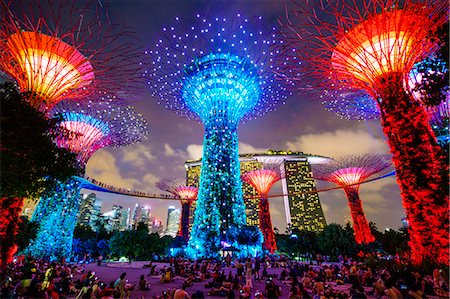 simsearch:841-08542663,k - Supertree Grove in the Gardens by the Bay, a futuristic botanical gardens and park, illuminated at night, Marina Bay, Singapore, Southeast Asia, Asia Foto de stock - Con derechos protegidos, Código: 841-08729600