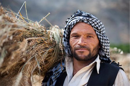 An Afghan man from the Panjshir Valley holds a freshly harvested bundle of wheat, Afghanistan, Asia Fotografie stock - Rights-Managed, Codice: 841-08781766