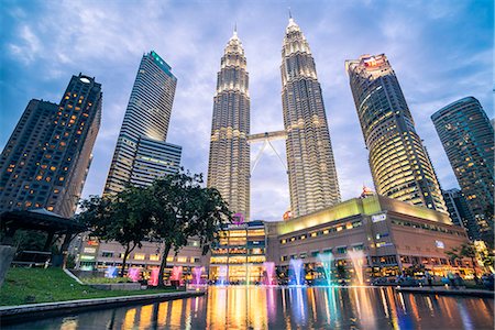 Petronas Twin Towers light display at night, Kuala Lumpur, Malaysia, Southeast Asia, Asia Foto de stock - Direito Controlado, Número: 841-08797696