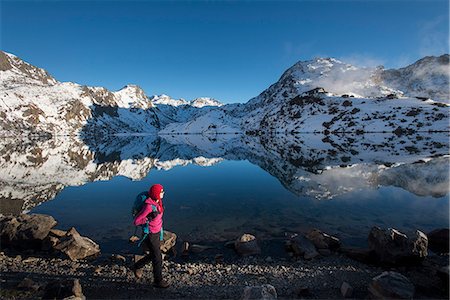 people and lake and reflection - A woman walks past the holy lake of Gosainkund in the Langtang region, Himalayas, Nepal, Asia Foto de stock - Con derechos protegidos, Código: 841-08797806