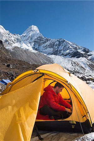 simsearch:841-08797827,k - A mountaineer packs his bag in preparation to climb Ama Dablam, the 6856m peak in the distance, Khumbu Region, Himalayas, Nepal, Asia Foto de stock - Con derechos protegidos, Código: 841-08797826