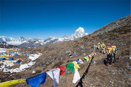 A team of four climbers return to base camp after climbing Ama Dablam in the Nepal Himalayas, Khumbu Region, Nepal, Asia Foto de stock - Con derechos protegidos, Código: 841-08797822