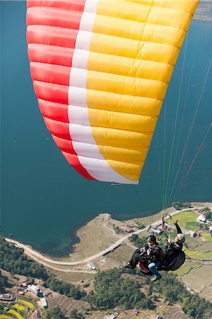 simsearch:614-08870331,k - Paragliders make their way to the landing zone next to Phewa Lake, Nepal, Asia Foto de stock - Direito Controlado, Número: 841-08797864