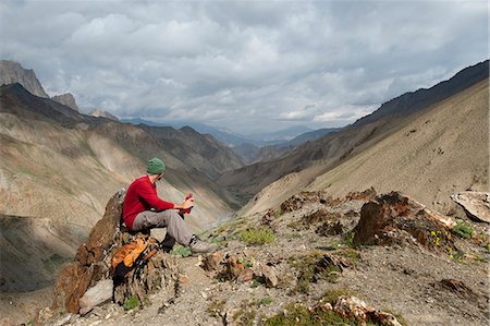 Stopping to savour the views from the top of the Konze La, at 4900m, during the Hidden Valleys trek in Ladakh, a remote Himalayan region, India, Asia Foto de stock - Con derechos protegidos, Código: 841-08797893