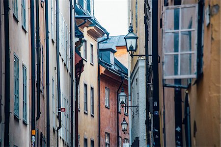 simsearch:841-06502861,k - Historic and colorful buildings in Hell's Alley, Gamla Stan, Stockholm, Sweden, Scandinavia, Europe Photographie de stock - Rights-Managed, Code: 841-08821631