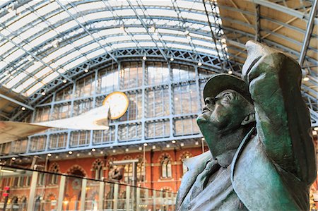 simsearch:841-03867817,k - Statue of Sir John Betjeman, St. Pancras, historic Victorian gothic railway station, London, England, United Kingdom,. Europe Stock Photo - Rights-Managed, Code: 841-08860629