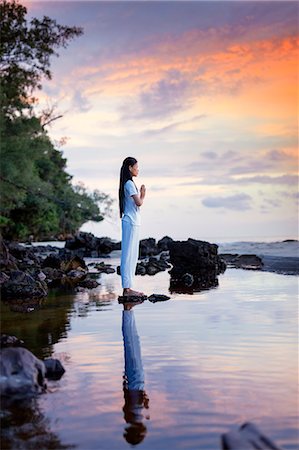 simsearch:841-07782870,k - Cambodian woman standing in a yoga asana, Sihanoukville, Cambodia, Indochina, Southeast Asia, Asia Fotografie stock - Rights-Managed, Codice: 841-08860669