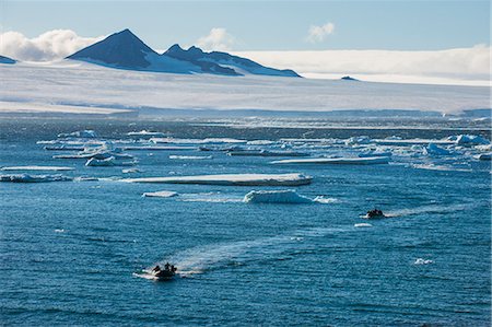 simsearch:841-07083572,k - Zodiac with tourists cruising through the icebergs, Brown Bluff, Tabarin Peninsula, Antarctica, Polar Regions Fotografie stock - Rights-Managed, Codice: 841-08860735