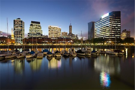 simsearch:841-09229914,k - City skyline from marina of Puerto Madero at night, San Telmo, Buenos Aires, Argentina, South America Photographie de stock - Rights-Managed, Code: 841-08861091