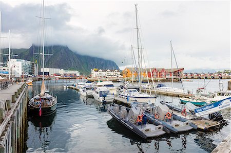 Clouds on rocky peaks frame the boats in the harbor of the fishing village of Svolvaer, Vagan, Lofoten Islands, Norway, Scandinavia, Europe Photographie de stock - Rights-Managed, Code: 841-08887162