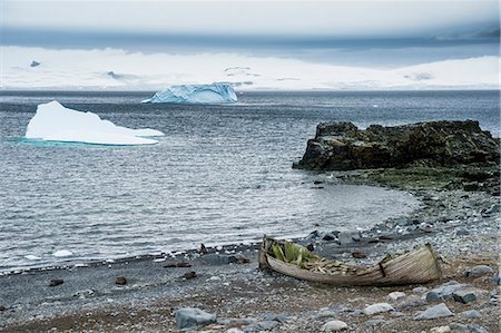 simsearch:841-08887254,k - Old cargo boat on the shores of Half Moon Island, South Shetland Islands, Antarctica, Polar Regions Photographie de stock - Rights-Managed, Code: 841-08887191