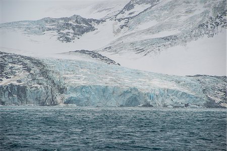 south shetland islands - Glacier flowing down a mountain on Elephant Island, South Shetland Islands, Antarctica, Polar Regions Photographie de stock - Rights-Managed, Code: 841-08887203