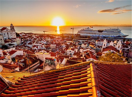 Miradouro das Portas do Sol, view over Alfama Neighbourhood towards the Tagus River at sunrise, Lisbon, Portugal, Europe Foto de stock - Con derechos protegidos, Código: 841-08887393