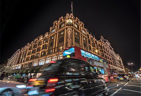 simsearch:6119-08841197,k - A London taxi and a London bus drive past Harrods, London, England, United Kingdom, Europe Stockbilder - Lizenzpflichtiges, Bildnummer: 841-08887412