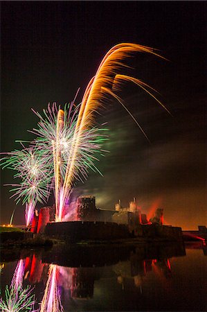 simsearch:400-05705183,k - Fireworks, Caerphilly Castle, Caerphilly, South Wales, United Kingdom, Europe Stock Photo - Rights-Managed, Code: 841-08887441