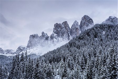 snow landscape - The Odle Mountains in the Val di Funes, Dolomites. Foto de stock - Con derechos protegidos, Código: 841-08887524