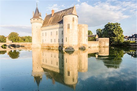 simsearch:841-08240188,k - The Chateau de Sully-sur-Loire, seat of the Duke de Sully, Loiret, France, Europe Stock Photo - Rights-Managed, Code: 841-08887522