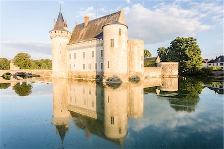 simsearch:862-08718828,k - The Chateau de Sully-sur-Loire, seat of the Duke de Sully, Loiret, France, Europe Stock Photo - Rights-Managed, Code: 841-08887522