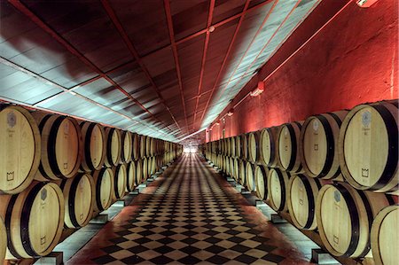 Wine barrels in the cellars of the Reynolds winery and vineyard near Arronches, Alentejo, Portugal, Europe Photographie de stock - Rights-Managed, Code: 841-09055259