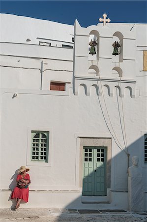 simsearch:841-03067420,k - Woman in red dress and straw hat on white stone ledge outside the church, Kastro Village, Sifnos, Cyclades, Greek Islands, Greece, Europe Foto de stock - Con derechos protegidos, Código: 841-09055452