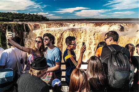 Selfie takers at the Garganta del Diablo (Devil's Throat), Iguazu Falls, UNESCO World Heritage Site, Iguazu, Argentina, South America Foto de stock - Con derechos protegidos, Código: 841-09055460
