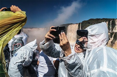 Selfie takers in plastic, Garganta del Diablo (Devil's Throat), Iguazu Falls, UNESCO World Heritage Site, Iguazu, Brazil, South America Foto de stock - Con derechos protegidos, Código: 841-09055461