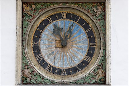 The 17th century clock with golden sun motif on facade of the Church of the Holy Ghost, Old Town, UNESCO World Heritage Site, Tallinn, Estonia, Europe Photographie de stock - Rights-Managed, Code: 841-09055653