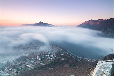 simsearch:841-08645293,k - Fog at sunrise above the city of Lecco seen from Monte San Martino, Province of Lecco, Lombardy, Italy, Europe Photographie de stock - Rights-Managed, Code: 841-09059861