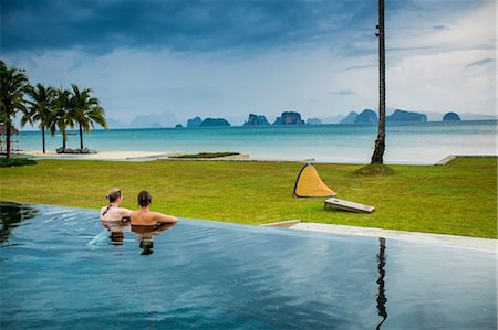 Couple relaxing in the pool on Koh Yao Noi Island, Thailand, Southeast Asia, Asia Foto de stock - Con derechos protegidos, Código: 841-09059879