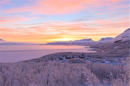 simsearch:841-08887526,k - Sunrise illuminates Bjorkliden houses and camping. Bjorkliden, Norbottens Ian, Sweden, Scandinavia, Europe Photographie de stock - Rights-Managed, Code: 841-09059917