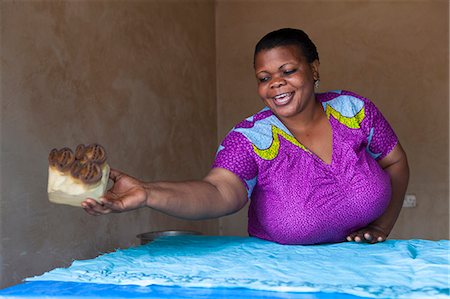 simsearch:841-08887341,k - A woman making a new batik print, Tanzania, East Africa, Africa Fotografie stock - Rights-Managed, Codice: 841-09059918