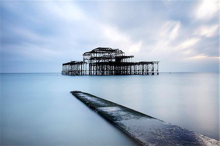 simsearch:841-09059951,k - Long exposure image of Brighton's derelict West Pier, Brighton, East Sussex, England, United Kingdom, Europe Photographie de stock - Rights-Managed, Code: 841-09059949