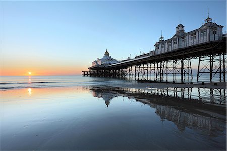 east sussex - Eastbourne Pier at sunrise, Eastbourne, East Sussex, England, United Kingdom, Europe Foto de stock - Con derechos protegidos, Código: 841-09059952