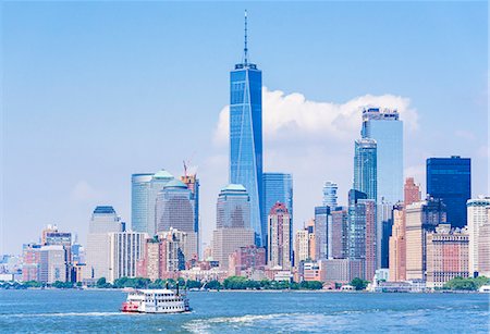 Lower Manhattan skyline, New York skyline, One World Trade Center tower, tour boat, Hudson River, New York, United States of America, North America Foto de stock - Direito Controlado, Número: 841-09059980